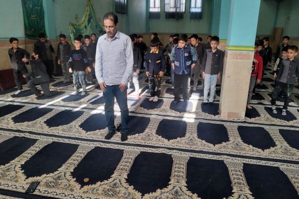 فریضه‌ نماز جماعت مدرسه صاحب الزمان (عج) سفیدار 