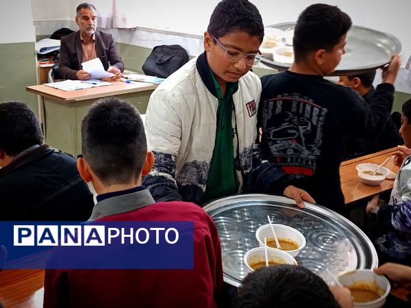 پخش غذای نذری بین دانش آموزان دبیرستان میثاق 