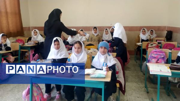 توزیع شیر رایگان در مدارس کوهنانی به منظور ارتقاء سلامت دانش‌آموزان