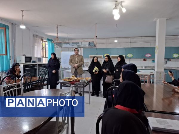 نمایشگاه دستاوردهای خلاقانه در هنرستان دخترانه دکتر مولوی