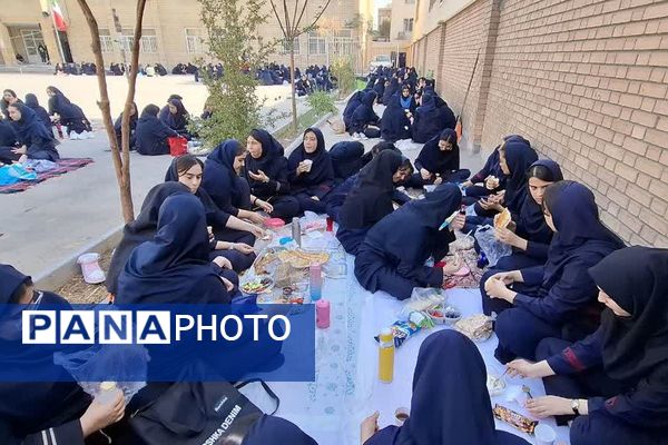 صبحی سالم در دبیرستان دخترانه فرهنگ قرچک