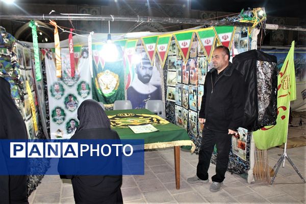 استقبال نوجوانان از غرفه‌های یادواره شهدای مسجد جامع قم