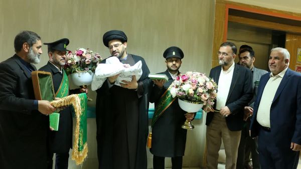 اهدای شاخه‌های گل به بیماران همزمان با ایام نوروز در قم