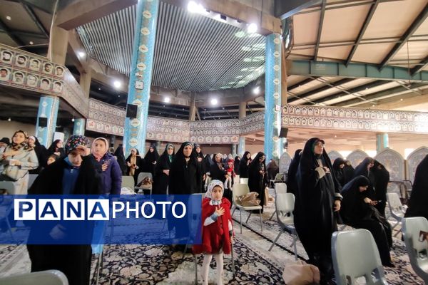 دکلمه‌خوانی دانش‌آموزان در مقابل مادران شهرستان قدس به‌مناسبت روز مادر