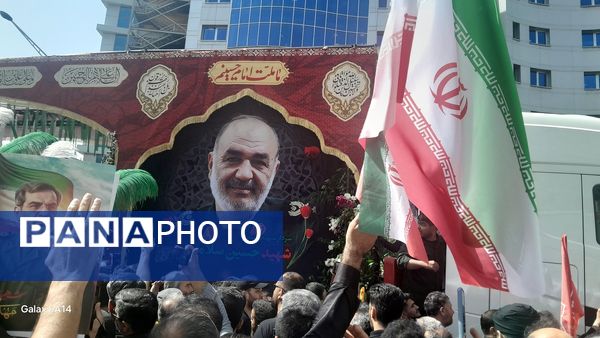 تشییع پیکرهای مطهر فرماندهان بر دستان مردم قدرشناس 