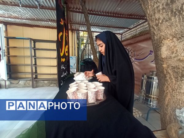 عطر فاطمی در فضای آموزش دبیرستان میرزا جعفر سروقد با برپایی ایستگاه صلواتی 