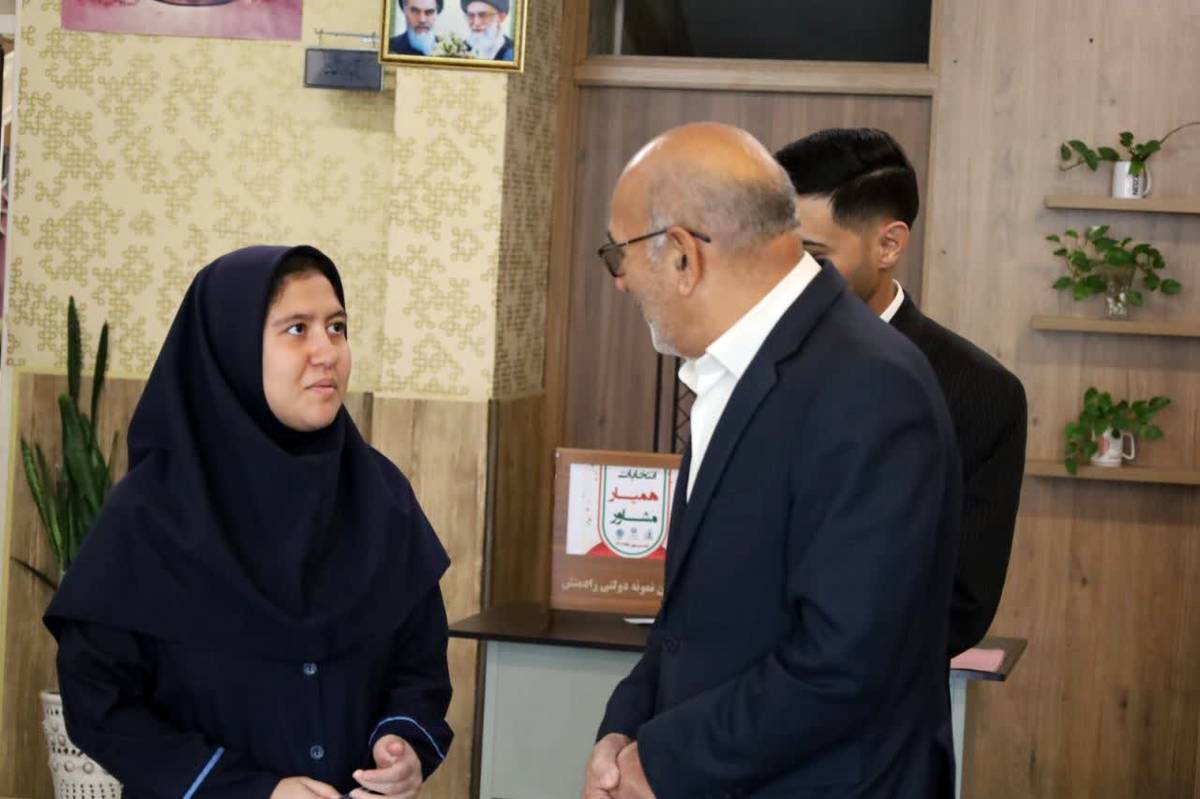 بازدید مدیرکل آموزش و پرورش استان از انتخابات همیار مشاور دبیرستان دخترانه رادمنش