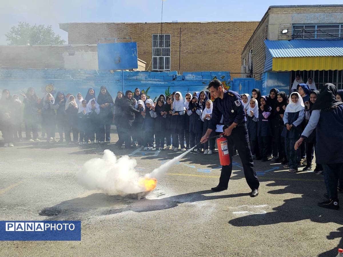 بزرگداشت روز آتش‌نشان در مدرسه شهید خاقانی شهرستان شیروان