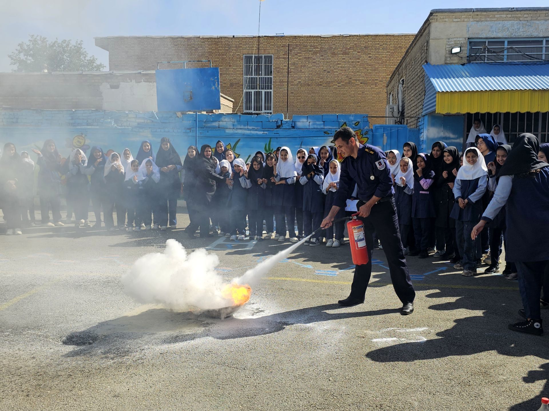 بزرگداشت روز آتش‌نشان در مدرسه شهید خاقانی شهرستان شیروان