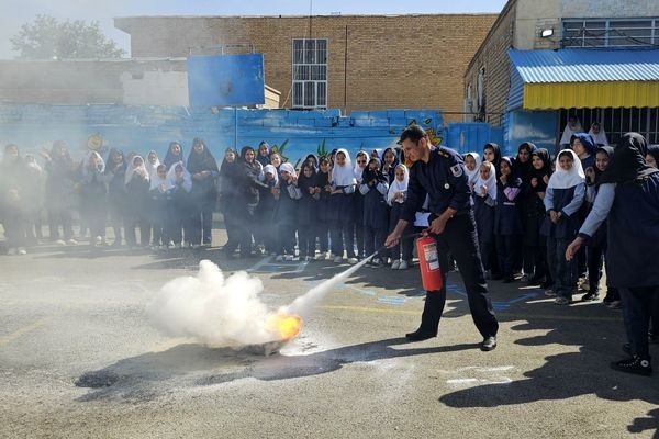 بزرگداشت روز آتش‌نشان در مدرسه شهید خاقانی شهرستان شیروان