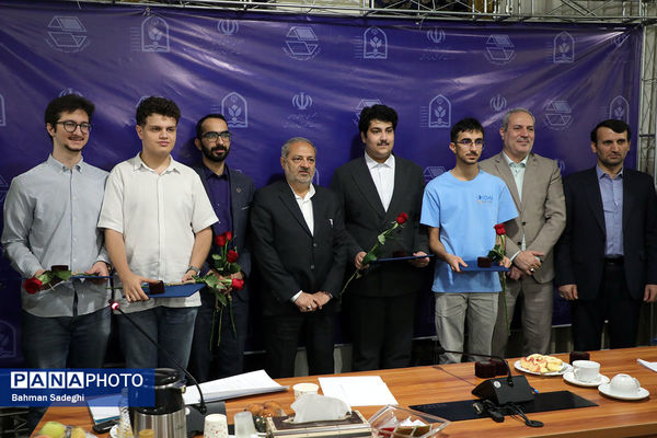 نشست صمیمی وزیر آموزش و پرورش با مدال آوران المپیادهای جهانی