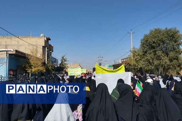 حضور دانش آموزان دبیرستان طالقانی داریون در تجمع ۱۳ آبان