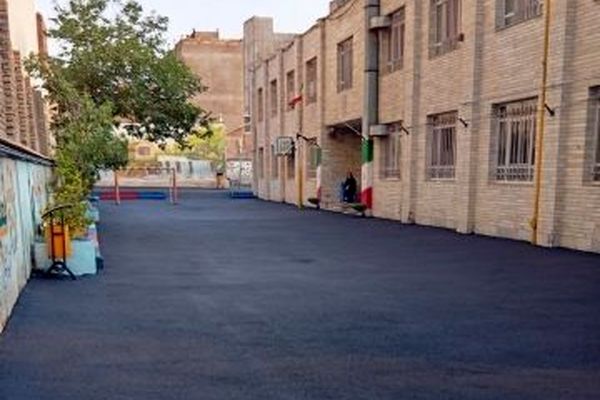 هنرستانی که به همت مدیر و مشارکت شهرداری، آسفالت‌ریزی شد
