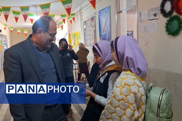 تصاویری زیبا از تمرکز دانش‌آموزان دختر در المپیاد رویش ناحیه۳ شیراز 