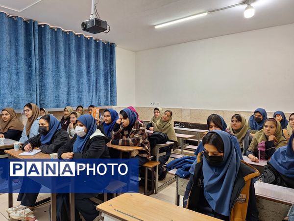 بازدید مدیرکل آموزش و پرورش استان اصفهان از مدرسه حضرت زینب (س) ناحیه ۴ (در طرح نماد)