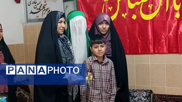 تقدیر دانش‌آموزان فعال فرهنگی‌هنری از مادرانشان با همکاری مربی در محمدشهر کرج