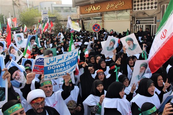 حماسه حضور نوجوانان کفن‌پوش قمی در راهپیمایی «عهد خون»