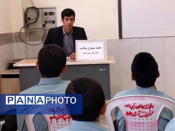 جلسه سفیران سلامت در دبیرستان رئیس زاده شهرستان خلیل آباد 