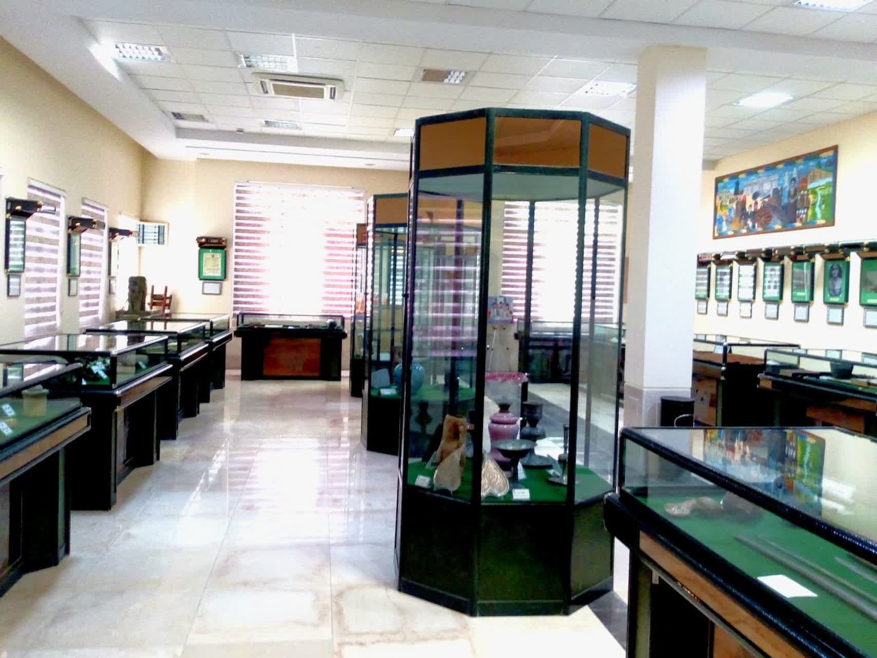 نمایشگاه یاد یاران در آرامگاه شهید مدرس شهرستان کاشمر