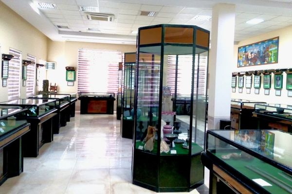 نمایشگاه یاد یاران در آرامگاه شهید مدرس شهرستان کاشمر