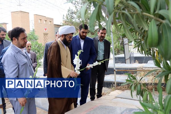 مراسم غبارروبی مزار شهدای فرهنگی در پاکدشت 
