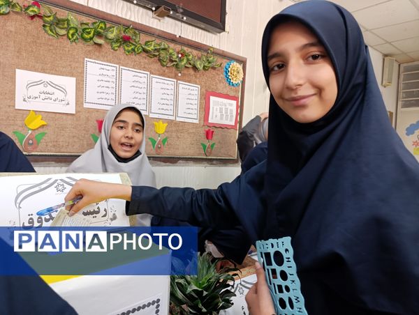 رقابت پرشور دانش آموزان در انتخابات شورای دبیرستان میرزا جعفر سروقد