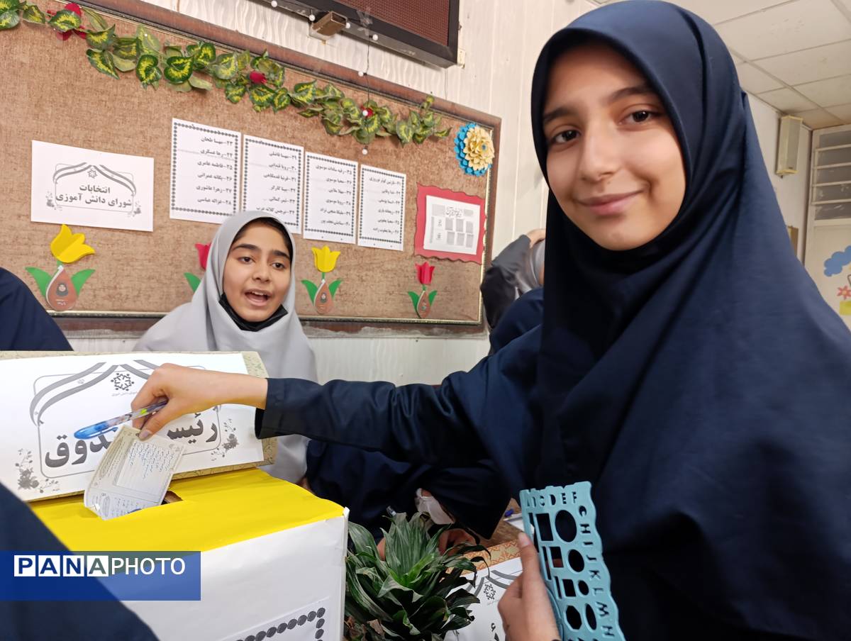 رقابت پرشور دانش آموزان در انتخابات شورای دبیرستان میرزا جعفر سروقد