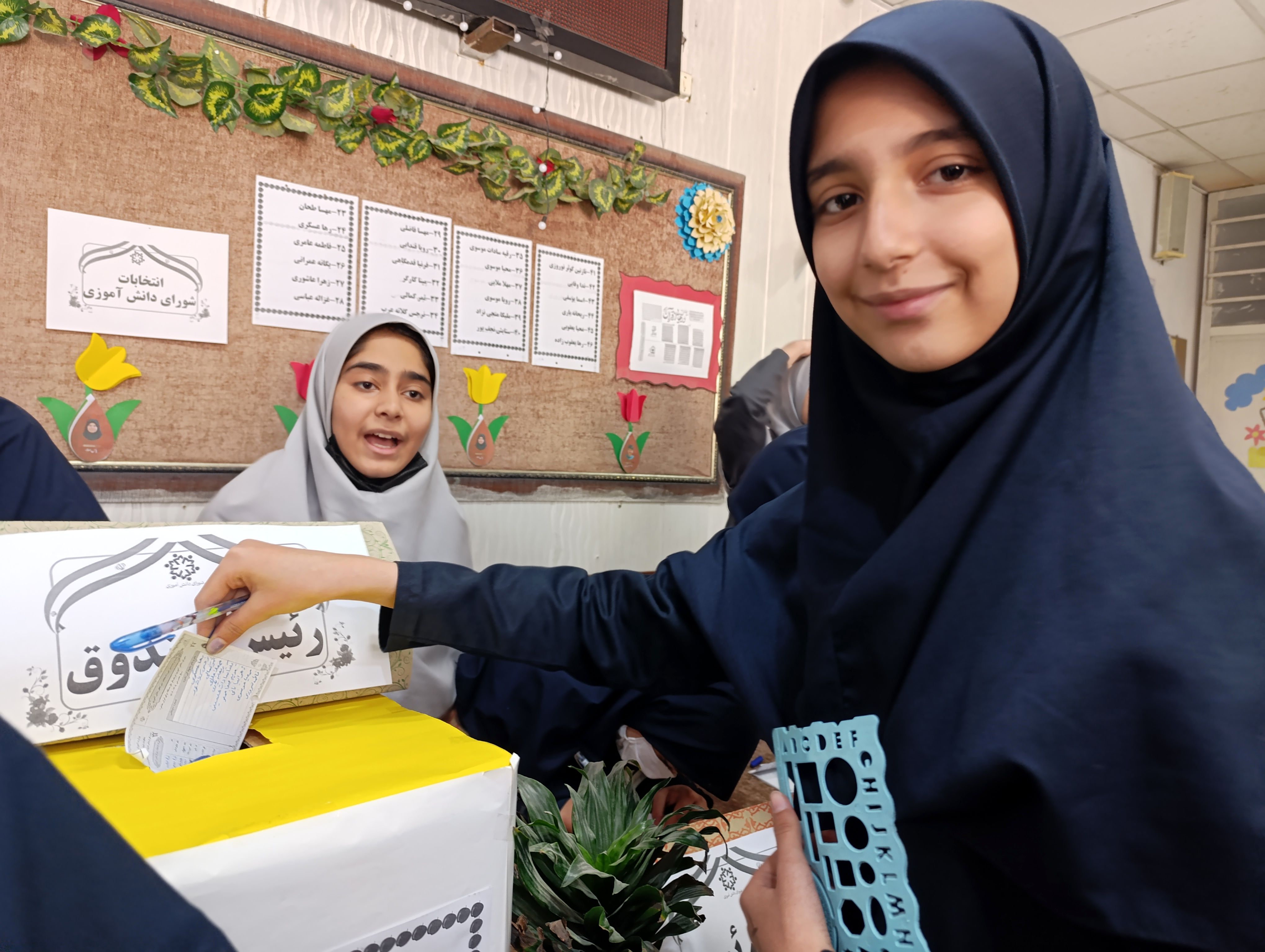 رقابت پرشور دانش آموزان در انتخابات شورای دبیرستان میرزا جعفر سروقد