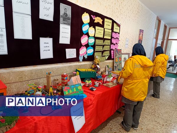 نمایشگاه هفته پژوهش در مدرسه پروین‌اعتصامی 