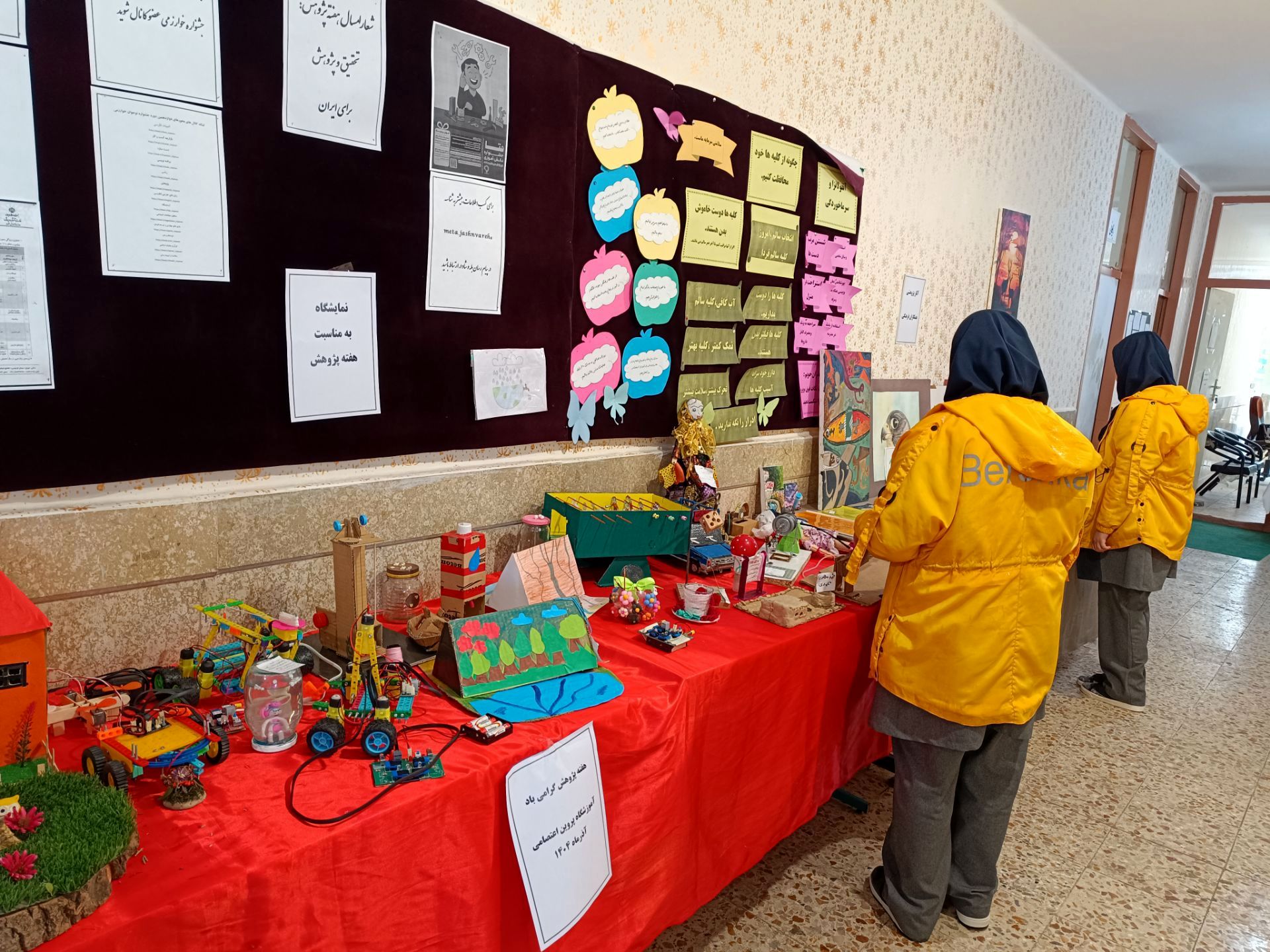 نمایشگاه هفته پژوهش در مدرسه پروین‌اعتصامی 