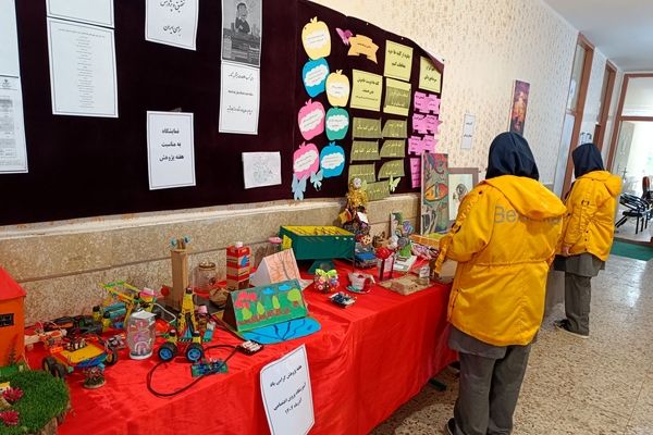 نمایشگاه هفته پژوهش در مدرسه پروین‌اعتصامی 