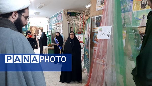 افتتاح سیزدهمین دوره نمایشگاه مدرسه انقلاب دبیرستان هفده شهریور شهرستان فیروزکوه