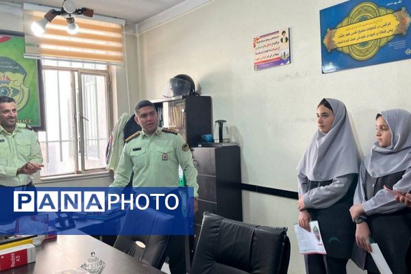 دیدار صمیمی آینده‌سازان با حافظان نظم و امنیت در کلانتری ۱۱ فیروزکوه