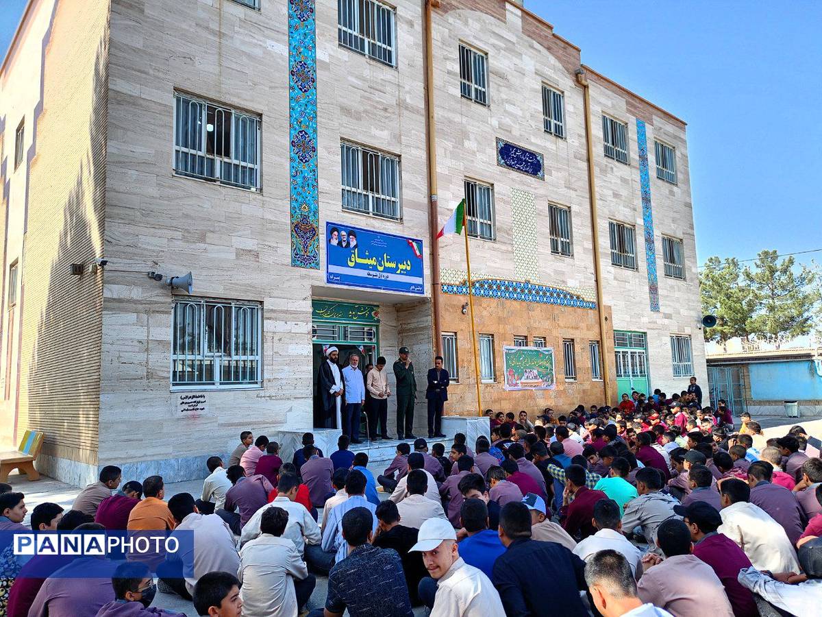 روایتی از دفاع مقدس در دل دبیرستان میثاق کاشمر