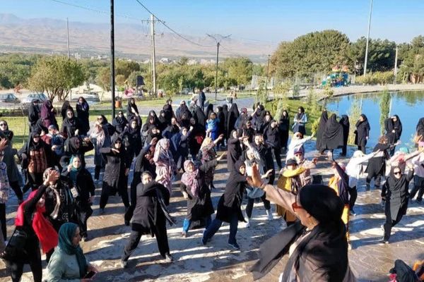 پیاده‌روی بانوان با شعار «بانوی سالم، جامعه سالم» در تویسرکان برگزار شد