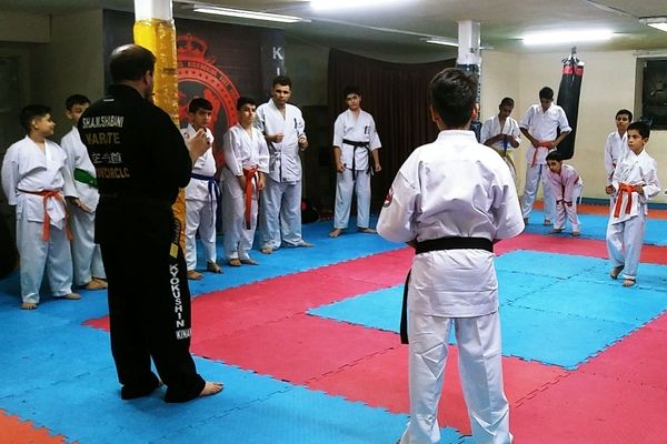 دفتر مشق باز شد اما جسم را به میزهای چوبی گره نزنید