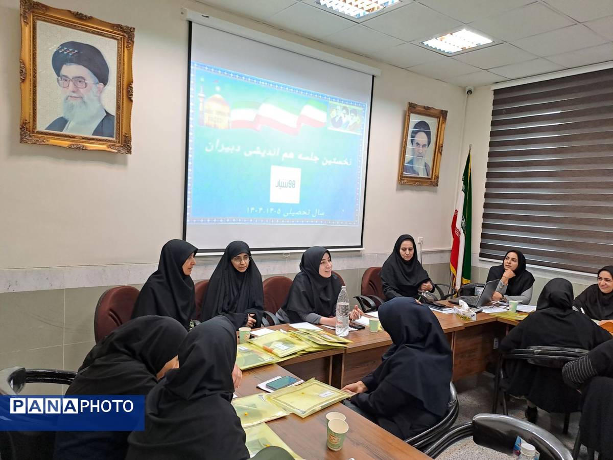 اولین جلسه شورای دبیران در مدرسه هوشیار