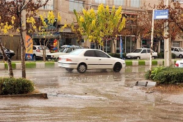 بارش باران و وزش شدید باد در بخش‌های وسیعی از کشور