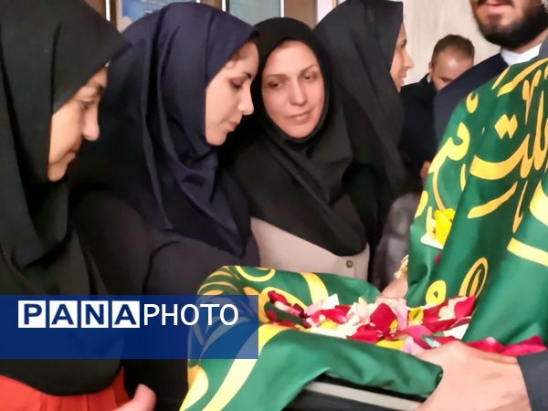 پرچم گردانی حرم مطهر امام رضا (ع) در دبیرستان دخترانه خدیجه کبری (س) ناحیه۴ اصفهان
