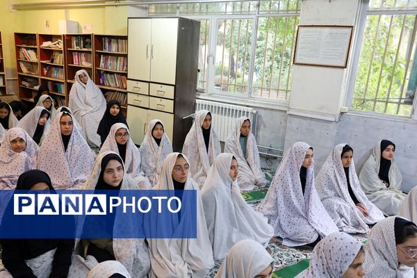 حضور معاون پرورشی و فرهنگی وزارت آموزش وپرورش در نماز جماعت آموزشگاه الزهرا شیراز