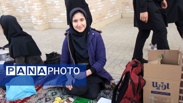 بازارچه کسب و کار دانش‌آموزان دختر در دبیرستان متوسطه اول معلم