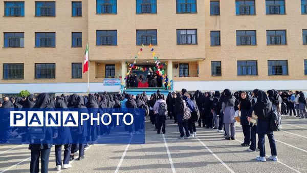 با آغاز سال تحصیلی جدید زنگ مهر و ایثار در دبیرستان موفقیان نظرآباد به صدا درآمد