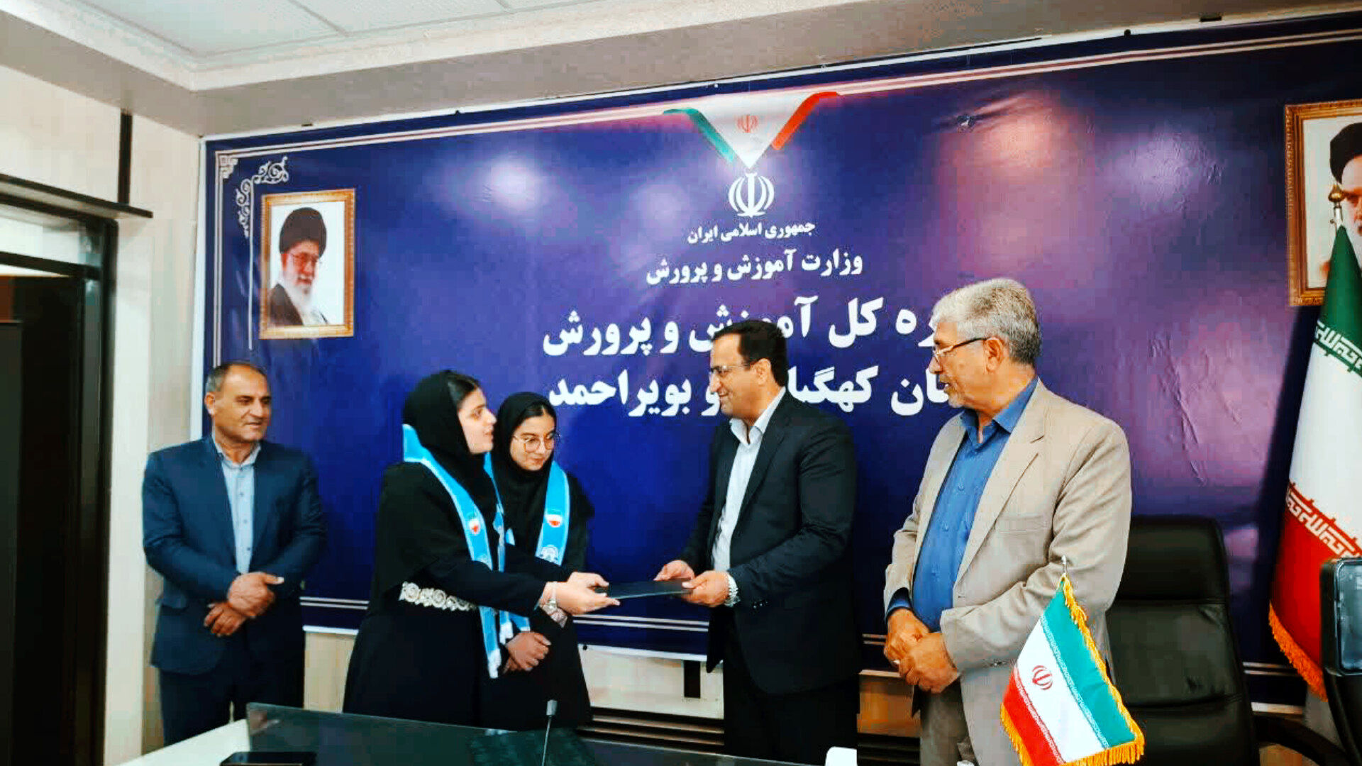 تجلیل رئیس مجلس دانش‌آموزی کهگیلویه و بویراحمد از مدیرکل آموزش و پرورش به مناسبت هفته معلم