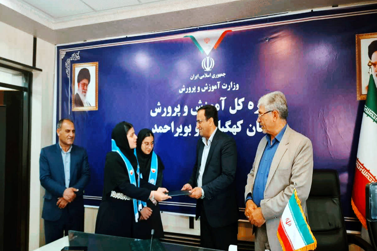 تجلیل رئیس مجلس دانشآموزی کهگیلویه و بویراحمد از مدیرکل آموزش و پرورش به مناسبت هفته معلم