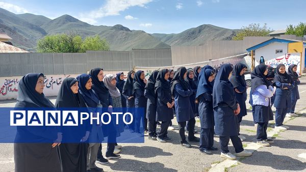 نواخته شدن زنگ سپاس معلم در دبیرستان زینبیه بلده