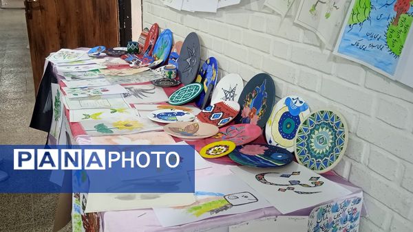 برگزاری نمایشگاه آثار هنری به مناسبت هفته معلم در دبیرستان صدیقه ۲