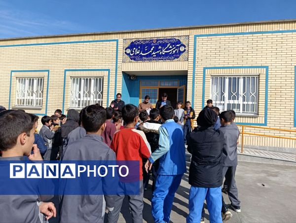 تجلیل از برگزیدگان مسابقات در مدرسه شهید غلامی خلیل آباد 