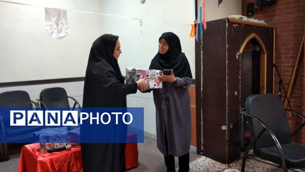 تقدیر از دانش‌آموزان فعال دبیرستان شهیده محبوبه دانش 
