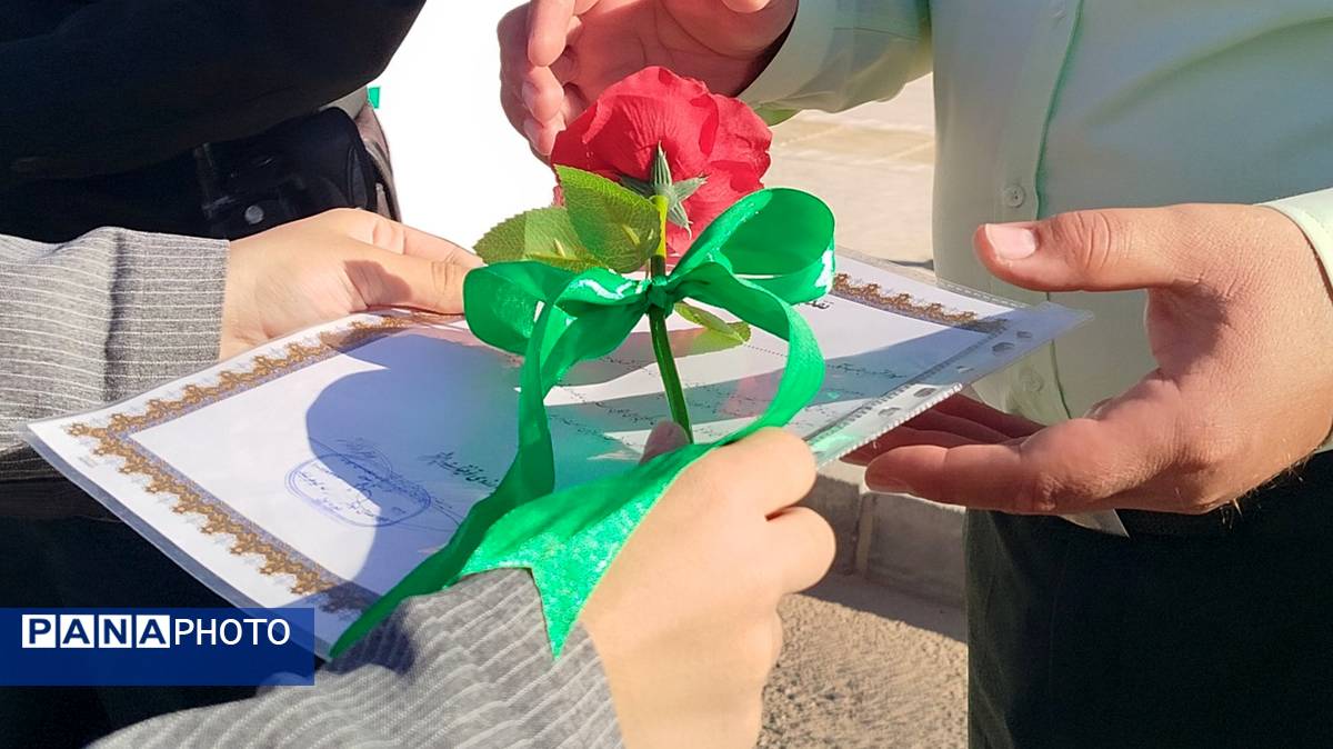 گرامیداشت هفته نیرو انتظامی در دبیرستان گوهرشاد