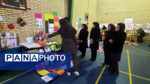 بازدید مدیر آموزش و ‌پرورش حاجی‌آباد از نمایشگاه خلاقیت‌های دانش‌آموزی دبستان استقلال  